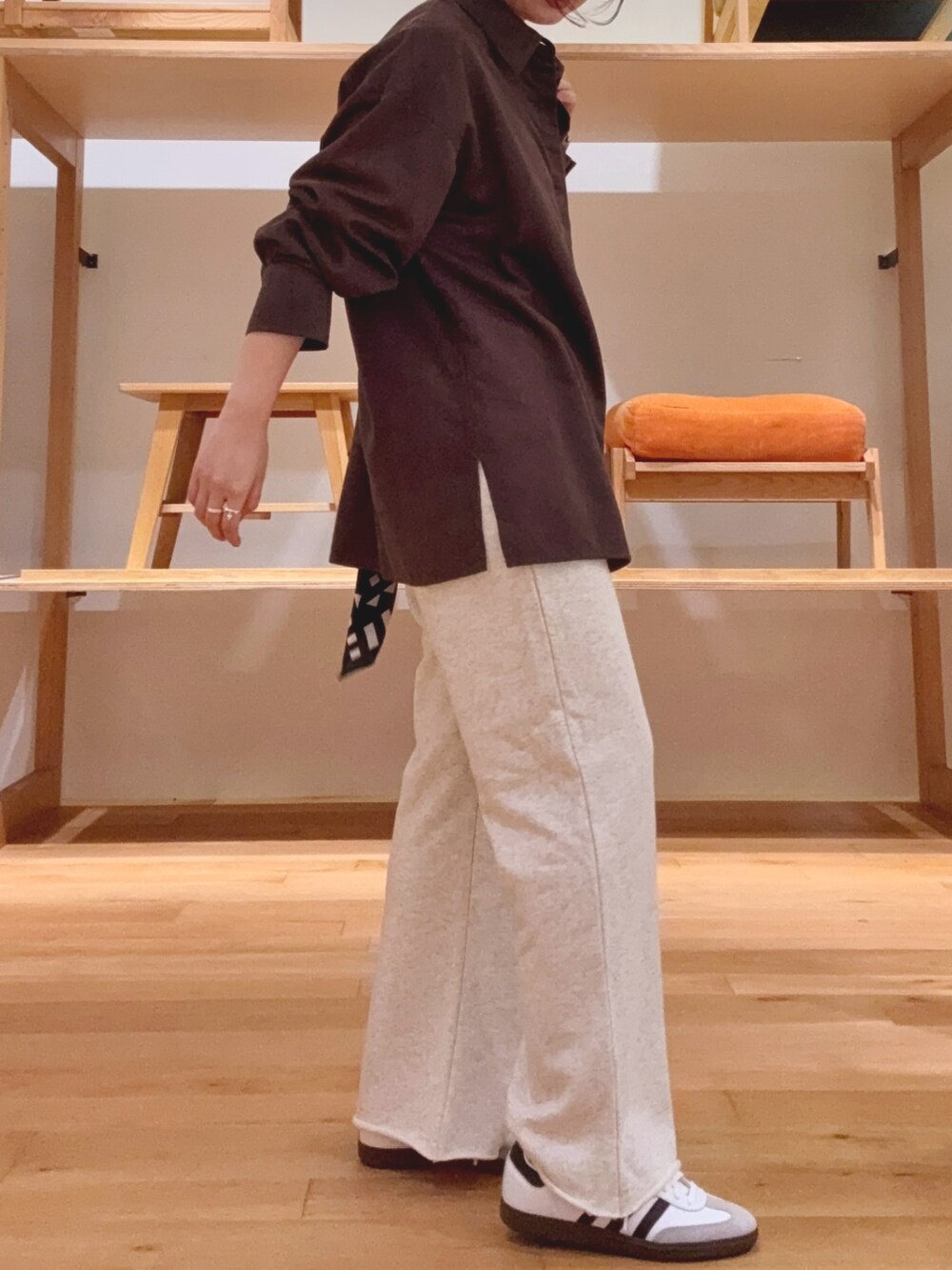 レッド系のショルダーバッグ、ブラウン系のシャツ/ブラウス、ブラック系のバンダナ/スカーフを着用したレディースの秋コーディネートの4枚目の写真