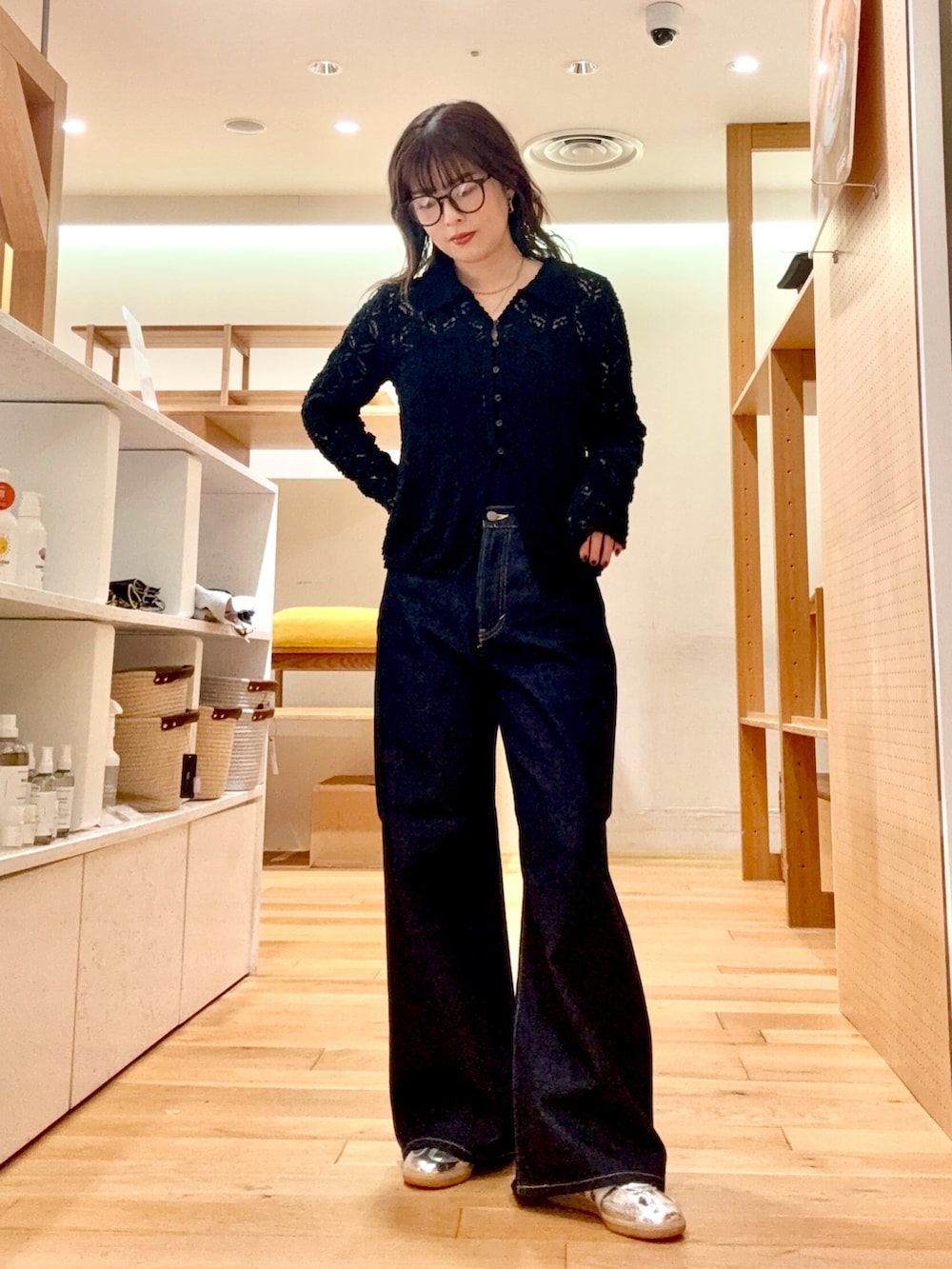 ブラック系のニット/セーター、ブルー系のデニムジャケット、ブルー系のデニムパンツを着用したレディースの冬コーディネートの6枚目の写真