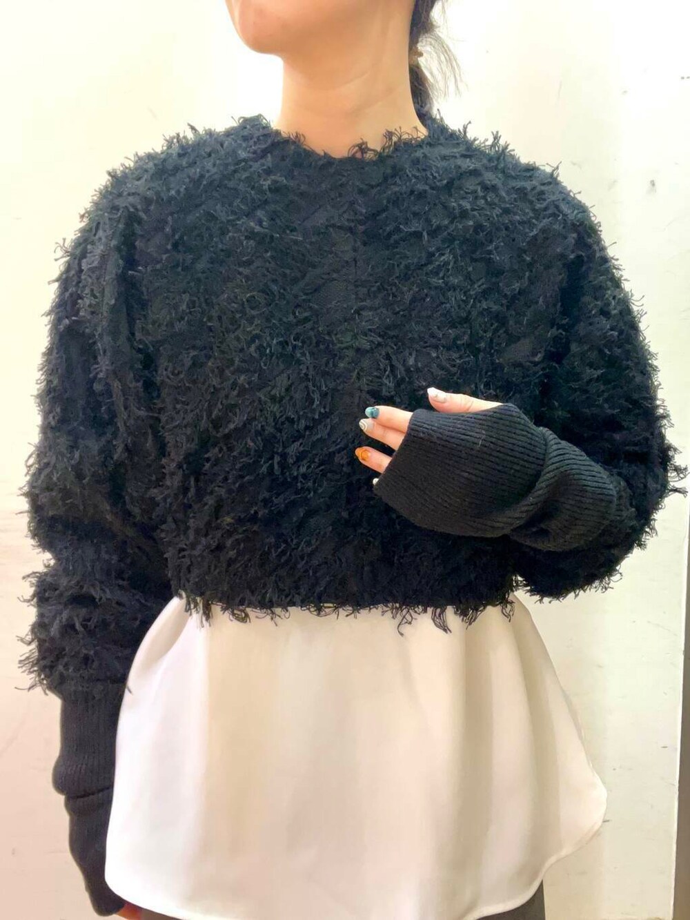 グレー系のその他パンツ、ホワイト系のシャツ/ブラウス、レッド系のショルダーバッグを着用したレディースの冬コーディネートの8枚目の写真