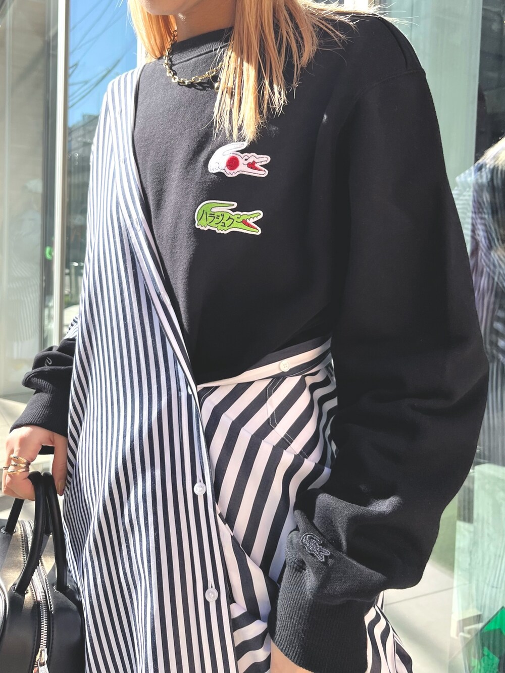 「ラコステ、ラコステ(LACOSTE)、スウェット、プリーツスカート、春コーデ、スニーカー、ハンドバッグ、ストライプ」｜「LACOSTEのプリーツスカート（スカート、ホワイト系）」を使った、inoueさん（レディース・166cm）の春コーディネートの3枚目の写真