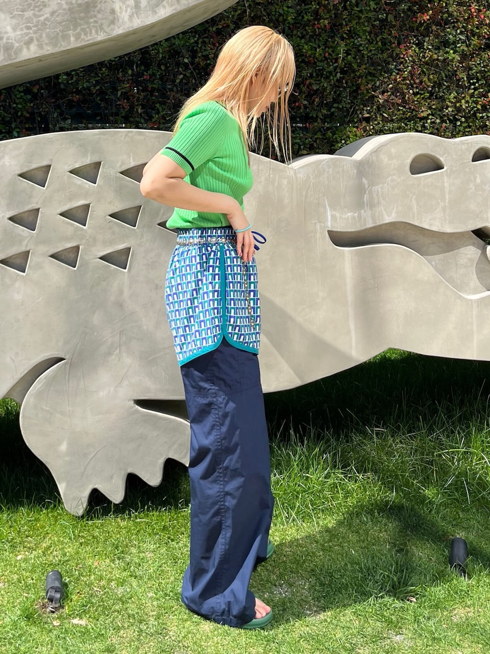 「スポーツミックス、休日スタイル、夏コーデ、韓国ファッション、今日のコーデ、おしゃれさんと繋がりたい、LACOSTE、ラコステ、シャワーサンダル、サンダル、ニットTシャツ、カラーコーデ、カラーパンツ」｜「LACOSTEのグラフィックプリントバミューダショーツ（その他パンツ、ブルー系）」を使った、inoueさん（レディース・166cm）の夏コーディネートの2枚目の写真