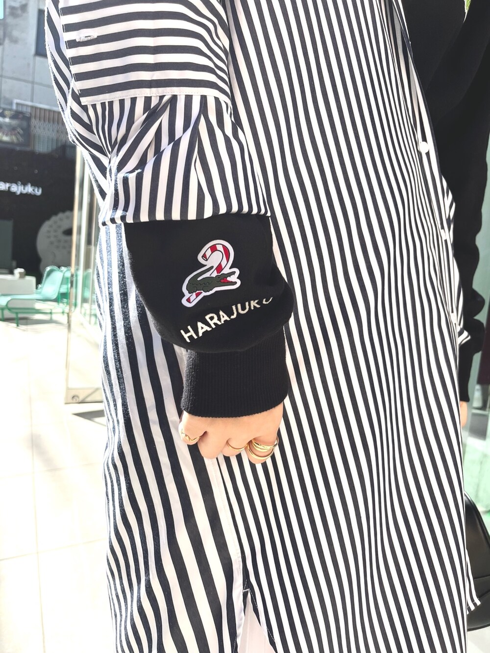 「ラコステ、ラコステ(LACOSTE)、スウェット、プリーツスカート、春コーデ、スニーカー、ハンドバッグ、ストライプ」｜「LACOSTEのプリーツスカート（スカート、ホワイト系）」を使った、inoueさん（レディース・166cm）の春コーディネートの5枚目の写真