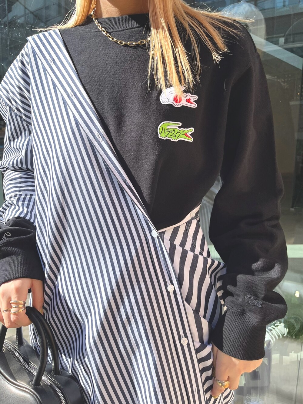「ラコステ、ラコステ(LACOSTE)、スウェット、プリーツスカート、春コーデ、スニーカー、ハンドバッグ、ストライプ」｜「LACOSTEのプリーツスカート（スカート、ホワイト系）」を使った、inoueさん（レディース・166cm）の春コーディネートの4枚目の写真