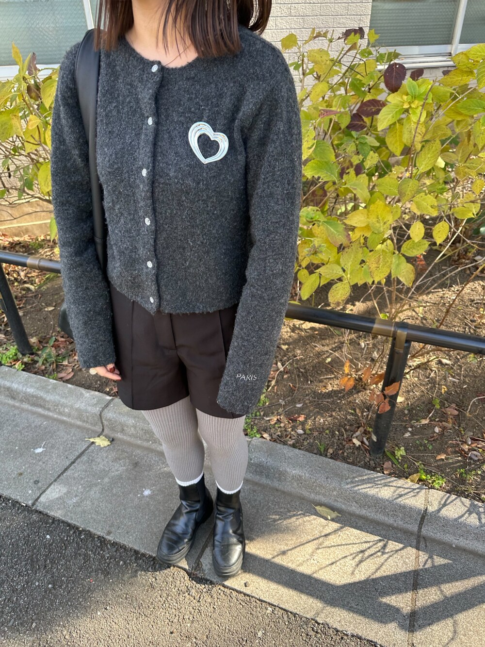 「冬のコーデ、シンプルスタイル、休日スタイル、今日のコーデ、おでかけコーデ、パンツスタイル、低身長女子、ワントーンコーデ、韓国ファッション、グレー、グレーコーデ、グレーニット、グレータイツ、ニット、カーディガン」｜「mysticの【レイヤードスタイルも◎】PARIS刺繍カーディガン（カーディガン/ボレロ、グレー系）」を使った、hiyoriさん（レディース・156cm）の冬コーディネートの2枚目の写真