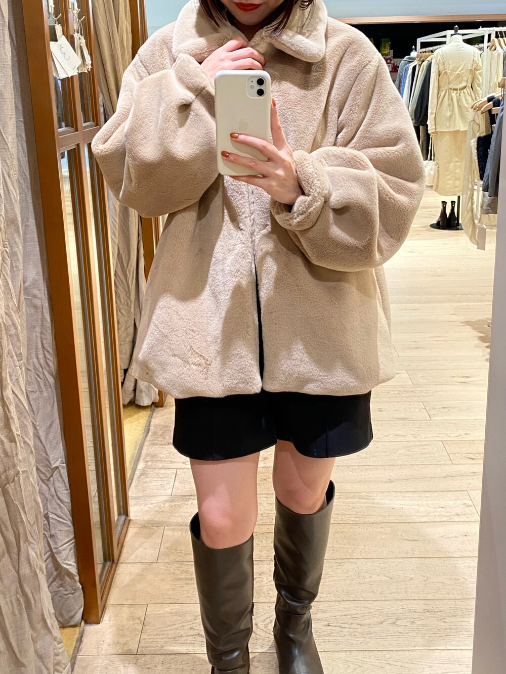 「ファー、ファーコート、アウター、シンプルコーデ、秋冬コーデ、休日スタイル、ブーツスタイル、ロングブーツ、カジュアルコーデ、冬アウター、ベージュ、秋、低身長、低身長コーデ、ブラウン」｜「mlineの[mline]ファーアウター（その他アウター、ベージュ系）」を使った、hiyoriさん（レディース・156cm）の秋コーディネートの2枚目の写真
