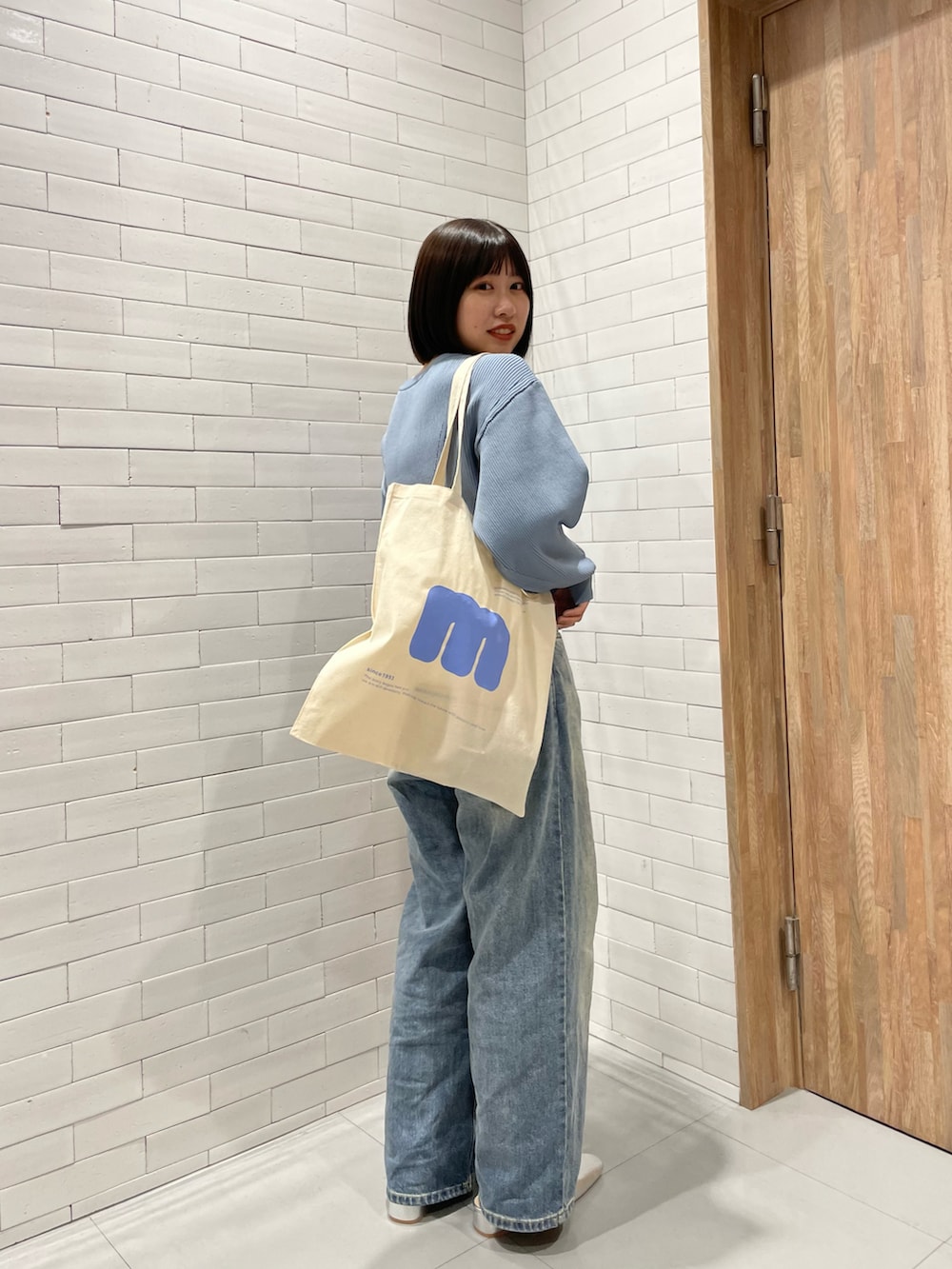 ブルー系のカーディガン/ボレロ、ブルー系のデニムパンツを着用したレディースの春コーディネートの2枚目の写真