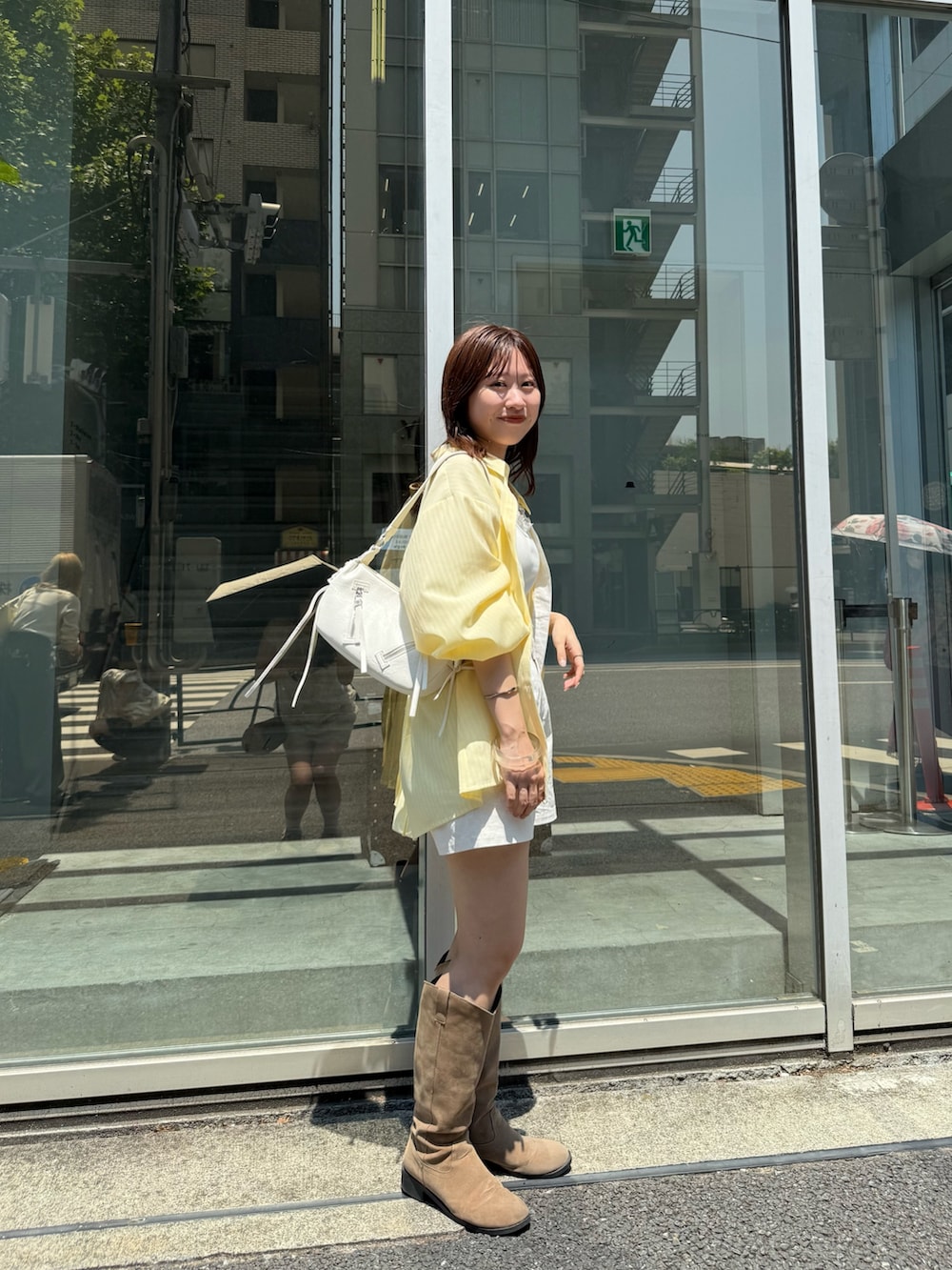 「柄シャツ、レイヤードスタイル、夏コーデ、韓国ファッション、ショートパンツ、シャツスタイル、ショルダーバッグ、お出かけコーデ、休日スタイル、キレイめカジュアル、今日のコーデ、ミスティック(mystic)、イエロー、イエローコーデ、キャミソール」｜「mysticの[森川企画]レイヤードストライプドロストシャツ（シャツ/ブラウス、イエロー系）」を使った、hiyoriさん（骨格ナチュラル・レディース・156cm）の夏コーディネートの2枚目の写真
