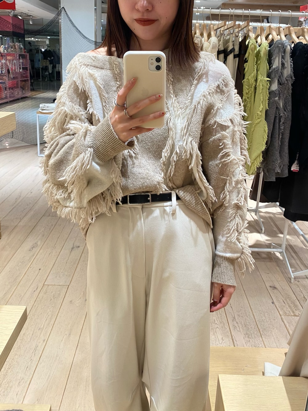 ベージュ系のニット/セーターを着用したレディースの冬コーディネートの2枚目の写真