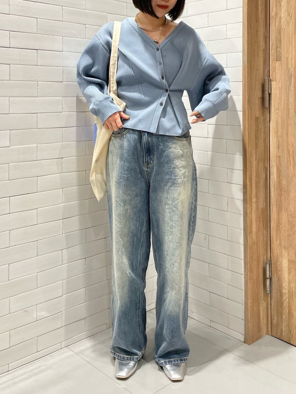 ブルー系のカーディガン/ボレロ、ブルー系のデニムパンツを着用したレディースの春コーディネートの3枚目の写真