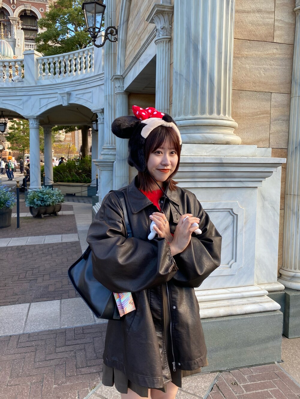 ブラウン系のその他アウターを着用したレディースの冬コーディネートの2枚目の写真