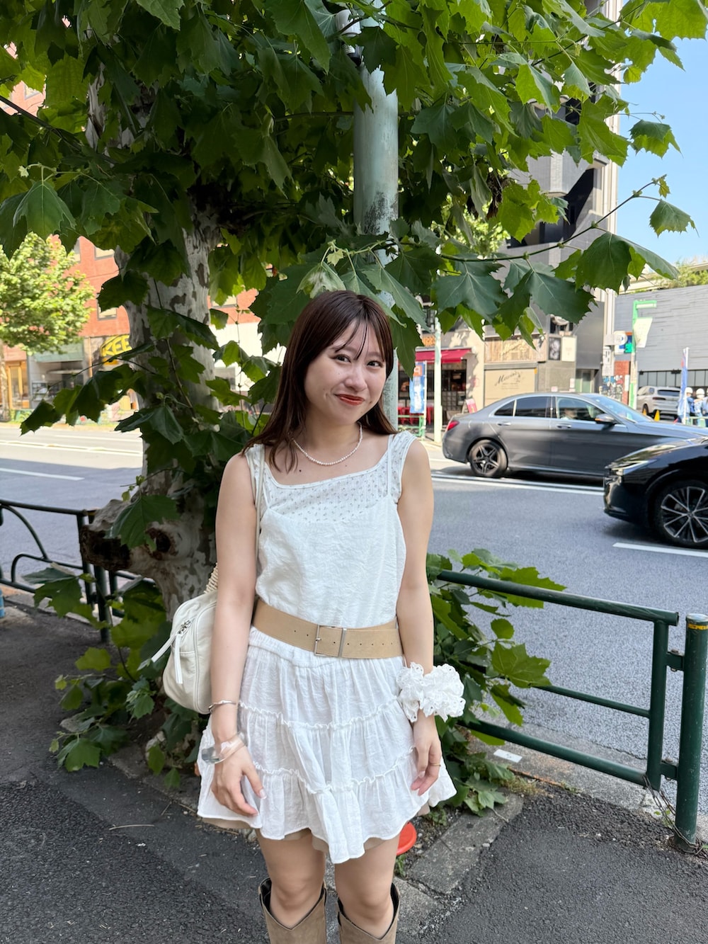 「レイヤードスタイル、夏コーデ、韓国ファッション、淡色コーデ、ミニスカート、ショートパンツ、ショルダーバッグ、ノースリーブ、お出かけコーデ、トートバッグ、ワンピース、ワントーンコーデ、カジュアルガーリー、ミスティック(mystic)、チュニック」｜「mysticのティアードキャミチュニック（ワンピース、ホワイト系）」を使った、hiyoriさん（骨格ナチュラル・レディース・156cm）の夏コーディネートの2枚目の写真
