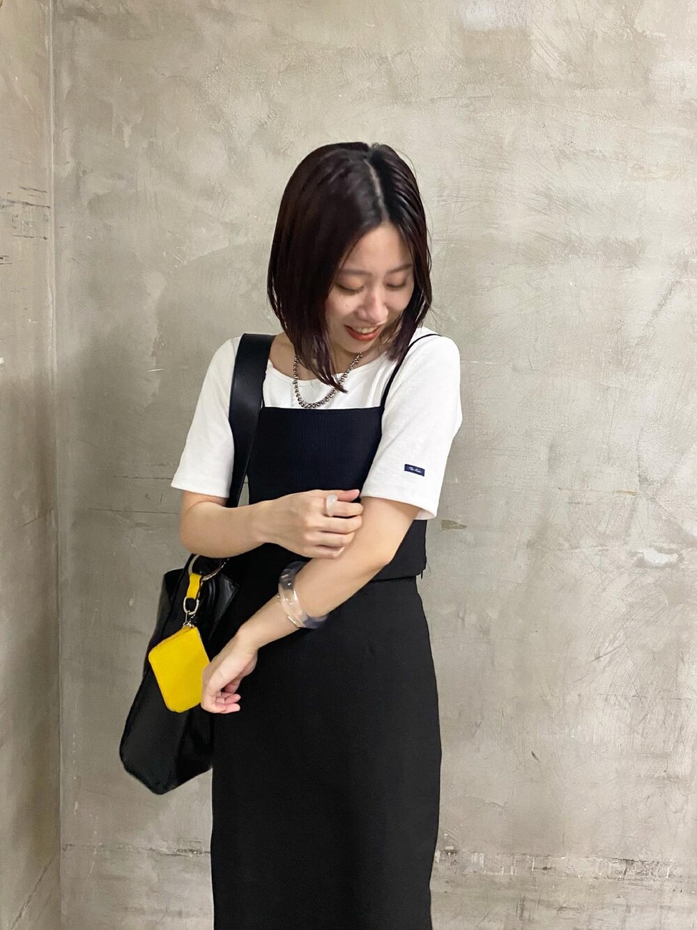 「ラクチンコーデ、夏服コーデ、着回しコーデ、カジュアルコーデ、低身長、夏コーデ、モノトーンコーデ、Ｔシャツ、ショルダーバッグ、セットアップ、キャミワンピ、シンプルコーデ、夏ワンピース、骨格ウェーブ、ワンピースコーデ」｜「mysticのシャーリングキャミSETUP（つなぎ/オールインワン、ブラック系）」を使った、hiyoriさん（レディース・156cm）の夏コーディネートの2枚目の写真