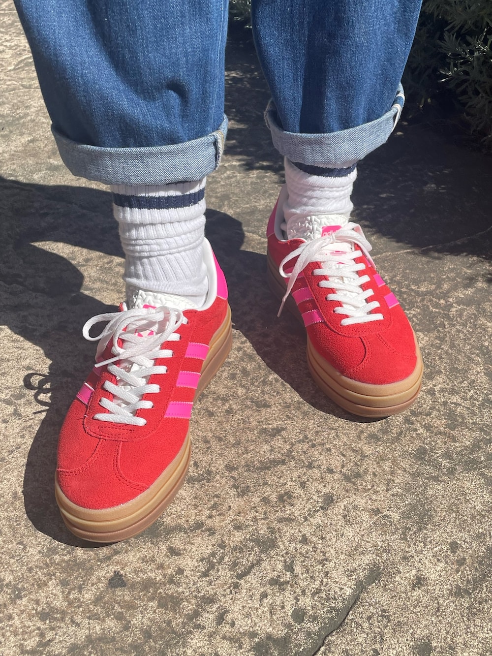 グリーン系のジャージ、レッド系のスニーカーを着用したレディースの春コーディネートの4枚目の写真