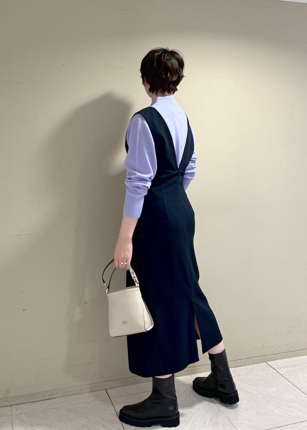 「カシミア混、ショルダーバッグ、ニット、ネイビー、ジャンパースカート、ブーツ、ショートブーツ、Knit 2023、ROPÉ、きれいめカジュアル、お出かけ、大人カジュアル、骨格ナチュラル、イエベ、きれいめ」｜「ROPE'の【着丈が選べる】ツイード調ジャンパースカート（ジャンパースカート、ブルー系）」を使った、MASさん（レディース・164cm）の秋コーディネートの4枚目の写真