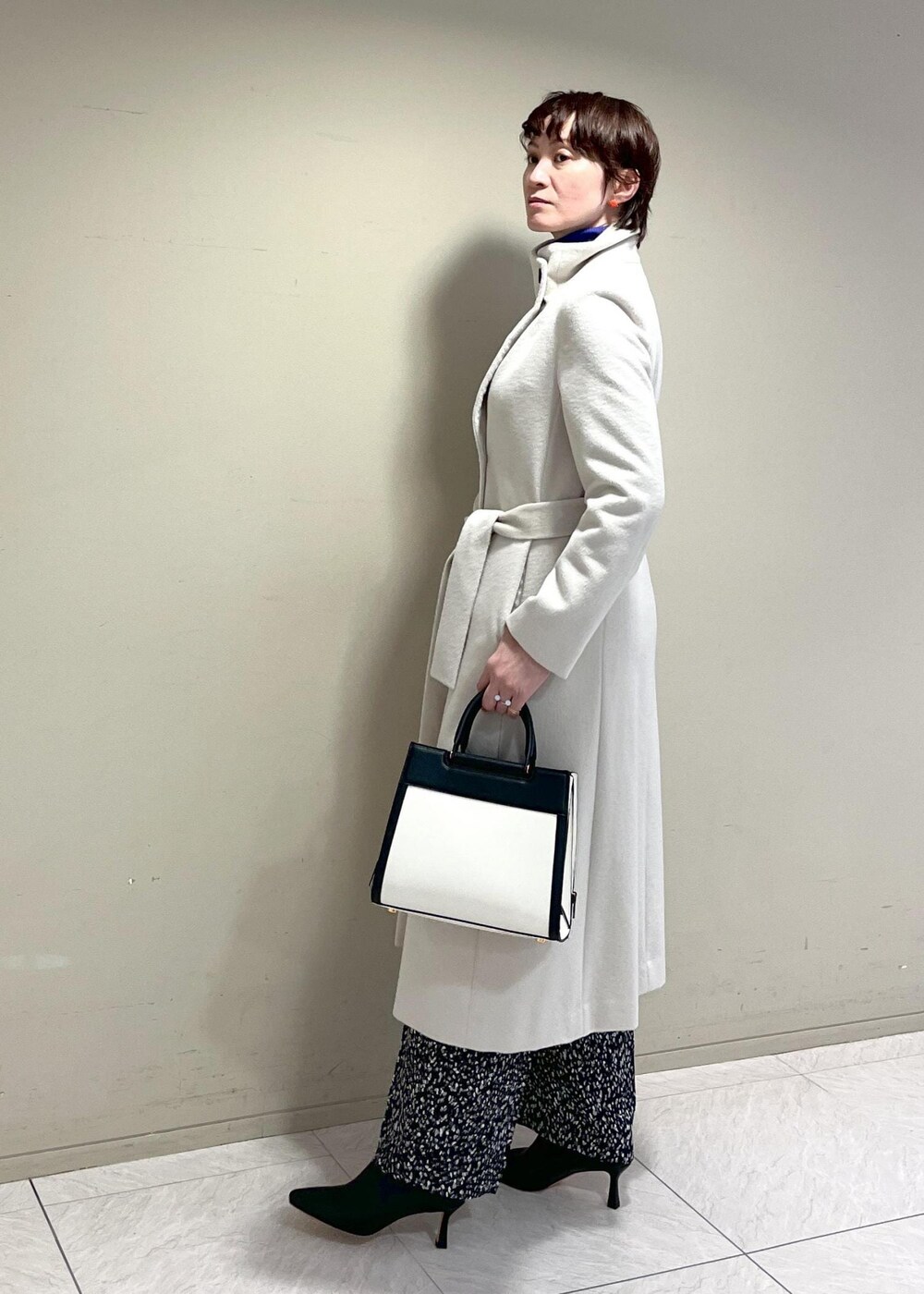 「リブタートル、プレカシ、ホワイト、ロング、コート、パンツ、ブーツ、Winter Coat 2023、ROPÉ、ÉPOR、W BAG、ニット、冬コート、通勤、オフィスカジュアル」｜「ROPE'の【雑誌掲載】【一部WEB限定】ナロースクエアトゥストレッチヒールショートブーツ（ブーツ、ブラック系）」を使った、MASさん（レディース・164cm）の秋コーディネートの4枚目の写真
