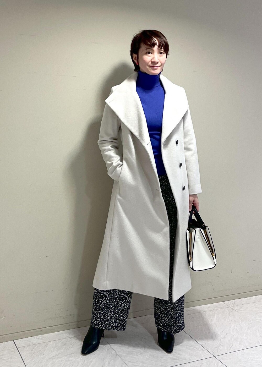 「リブタートル、プレカシ、ホワイト、ロング、コート、パンツ、ブーツ、Winter Coat 2023、ROPÉ、ÉPOR、W BAG、ニット、冬コート、通勤、オフィスカジュアル」｜「ROPE'の【雑誌掲載】【一部WEB限定】ナロースクエアトゥストレッチヒールショートブーツ（ブーツ、ブラック系）」を使った、MASさん（レディース・164cm）の秋コーディネートの5枚目の写真