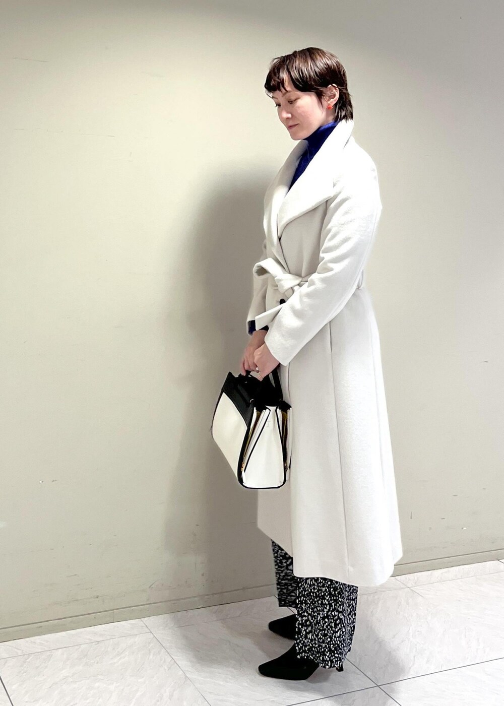 「リブタートル、プレカシ、ホワイト、ロング、コート、パンツ、ブーツ、Winter Coat 2023、ROPÉ、ÉPOR、W BAG、ニット、冬コート、通勤、オフィスカジュアル」｜「ROPE'の【雑誌掲載】【一部WEB限定】ナロースクエアトゥストレッチヒールショートブーツ（ブーツ、ブラック系）」を使った、MASさん（レディース・164cm）の秋コーディネートの2枚目の写真