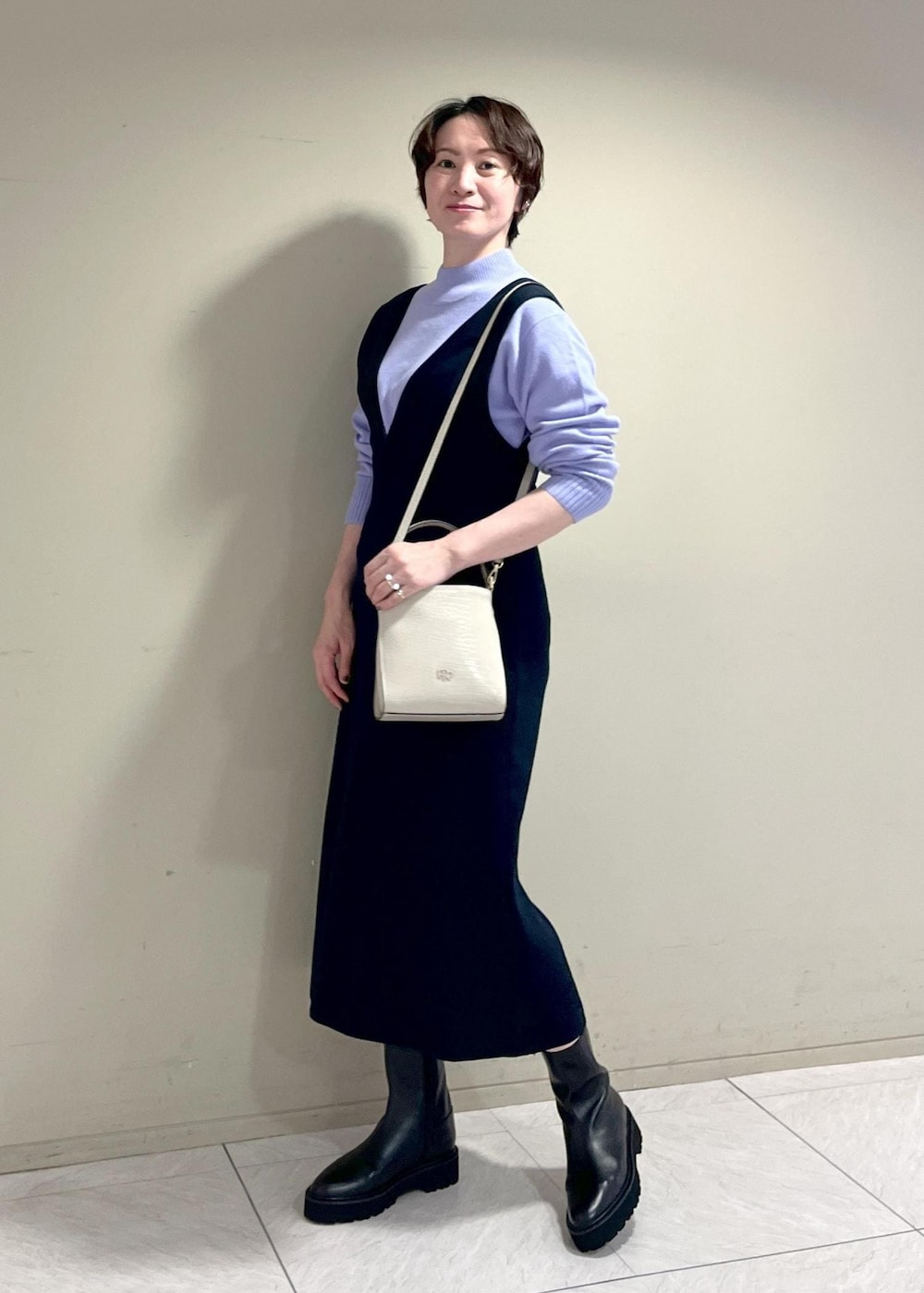 「カシミア混、ショルダーバッグ、ニット、ネイビー、ジャンパースカート、ブーツ、ショートブーツ、Knit 2023、ROPÉ、きれいめカジュアル、お出かけ、大人カジュアル、骨格ナチュラル、イエベ、きれいめ」｜「ROPE'の【着丈が選べる】ツイード調ジャンパースカート（ジャンパースカート、ブルー系）」を使った、MASさん（レディース・164cm）の秋コーディネートの2枚目の写真