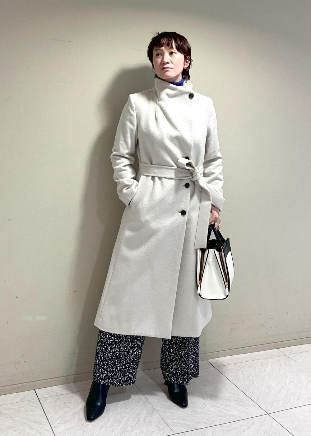 「リブタートル、プレカシ、ホワイト、ロング、コート、パンツ、ブーツ、Winter Coat 2023、ROPÉ、ÉPOR、W BAG、ニット、冬コート、通勤、オフィスカジュアル」｜「ROPE'の【雑誌掲載】【一部WEB限定】ナロースクエアトゥストレッチヒールショートブーツ（ブーツ、ブラック系）」を使った、MASさん（レディース・164cm）の秋コーディネートの3枚目の写真