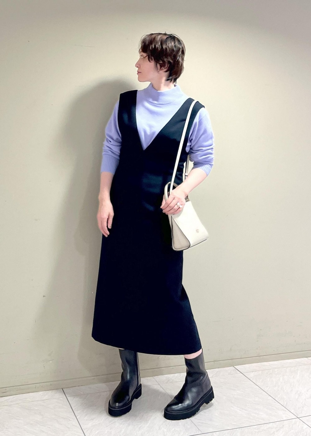 「カシミア混、ショルダーバッグ、ニット、ネイビー、ジャンパースカート、ブーツ、ショートブーツ、Knit 2023、ROPÉ、きれいめカジュアル、お出かけ、大人カジュアル、骨格ナチュラル、イエベ、きれいめ」｜「ROPE'の【着丈が選べる】ツイード調ジャンパースカート（ジャンパースカート、ブルー系）」を使った、MASさん（レディース・164cm）の秋コーディネートの6枚目の写真