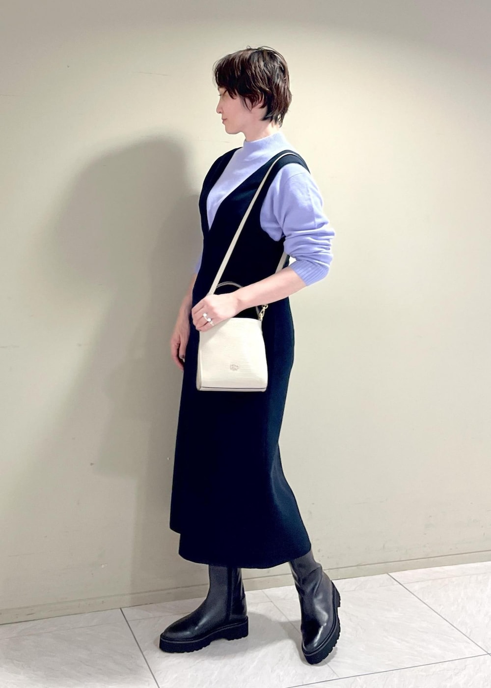 「カシミア混、ショルダーバッグ、ニット、ネイビー、ジャンパースカート、ブーツ、ショートブーツ、Knit 2023、ROPÉ、きれいめカジュアル、お出かけ、大人カジュアル、骨格ナチュラル、イエベ、きれいめ」｜「ROPE'の【着丈が選べる】ツイード調ジャンパースカート（ジャンパースカート、ブルー系）」を使った、MASさん（レディース・164cm）の秋コーディネートの3枚目の写真