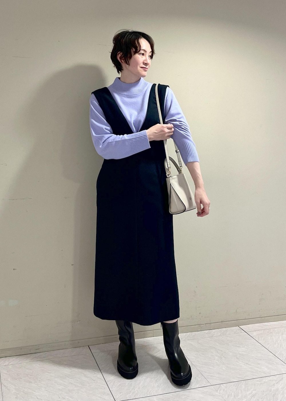「カシミア混、ショルダーバッグ、ニット、ネイビー、ジャンパースカート、ブーツ、ショートブーツ、Knit 2023、ROPÉ、きれいめカジュアル、お出かけ、大人カジュアル、骨格ナチュラル、イエベ、きれいめ」｜「ROPE'の【着丈が選べる】ツイード調ジャンパースカート（ジャンパースカート、ブルー系）」を使った、MASさん（レディース・164cm）の秋コーディネートの5枚目の写真