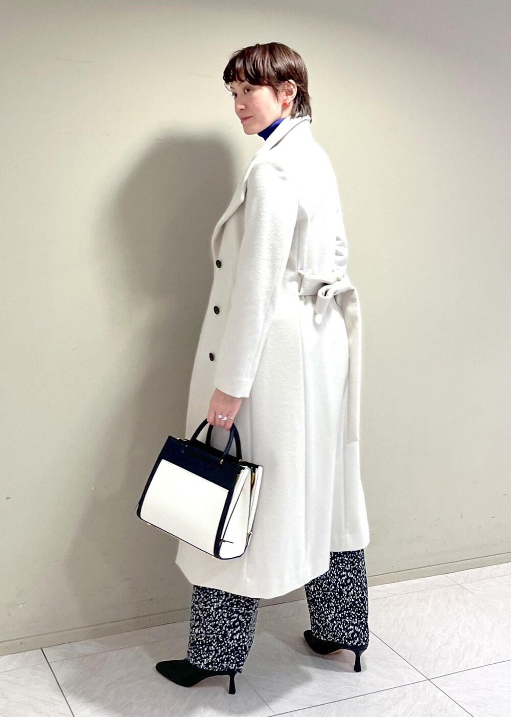 「リブタートル、プレカシ、ホワイト、ロング、コート、パンツ、ブーツ、Winter Coat 2023、ROPÉ、ÉPOR、W BAG、ニット、冬コート、通勤、オフィスカジュアル」｜「ROPE'の【雑誌掲載】【一部WEB限定】ナロースクエアトゥストレッチヒールショートブーツ（ブーツ、ブラック系）」を使った、MASさん（レディース・164cm）の秋コーディネートの6枚目の写真