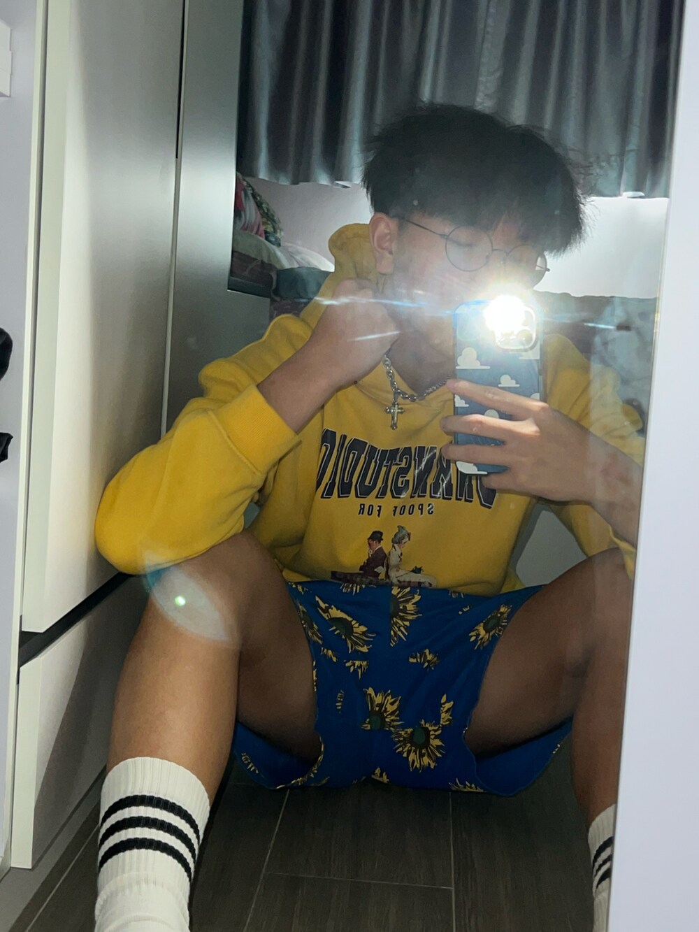 ホワイト系のアクセサリーを着用したメンズの冬コーディネートの4枚目の写真