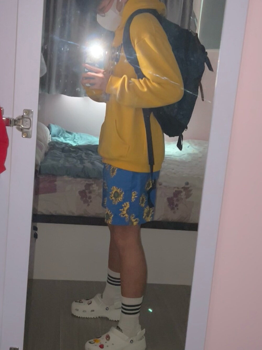 ホワイト系のアクセサリーを着用したメンズの冬コーディネートの3枚目の写真