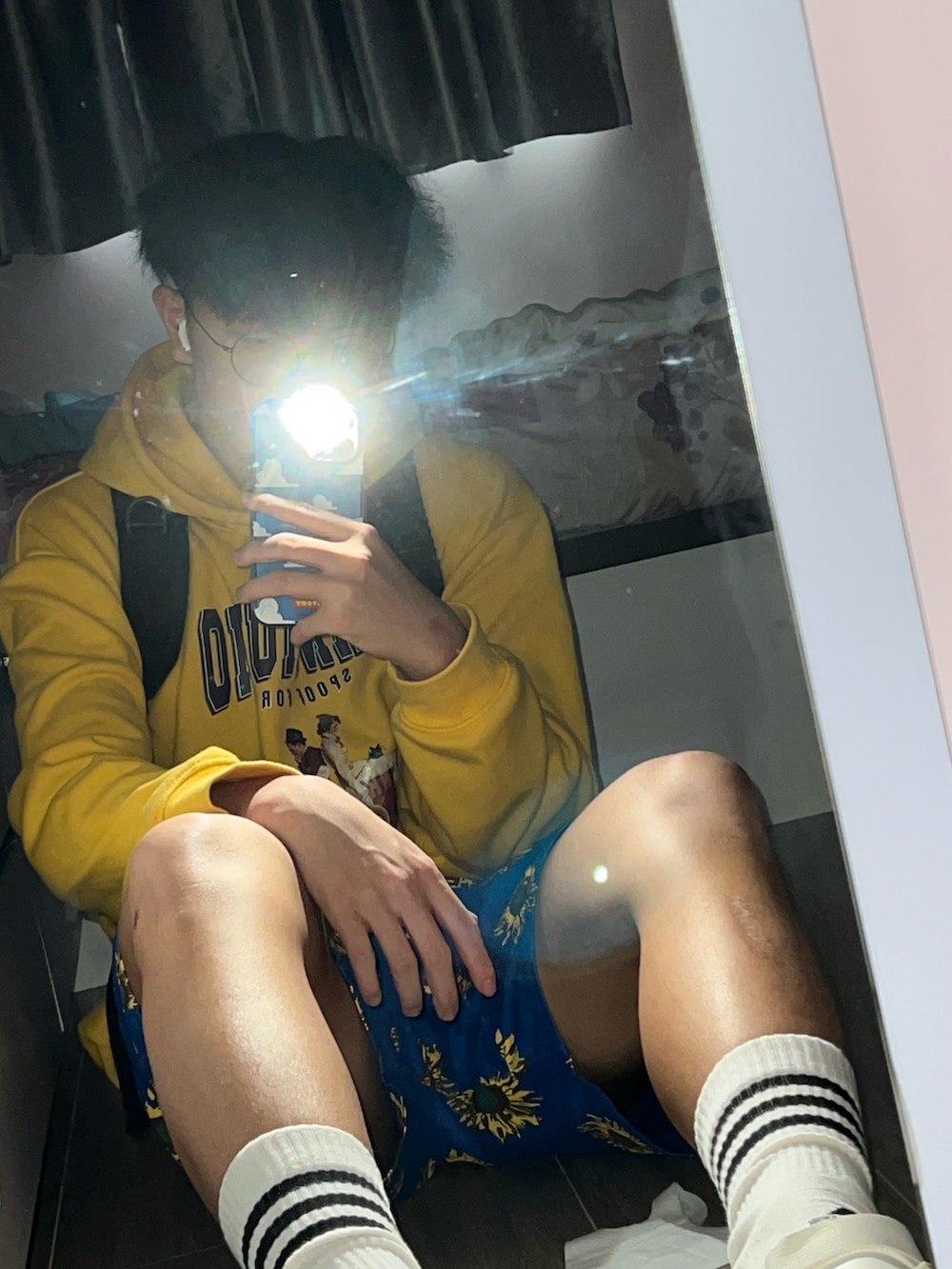 ホワイト系のアクセサリーを着用したメンズの冬コーディネートの2枚目の写真