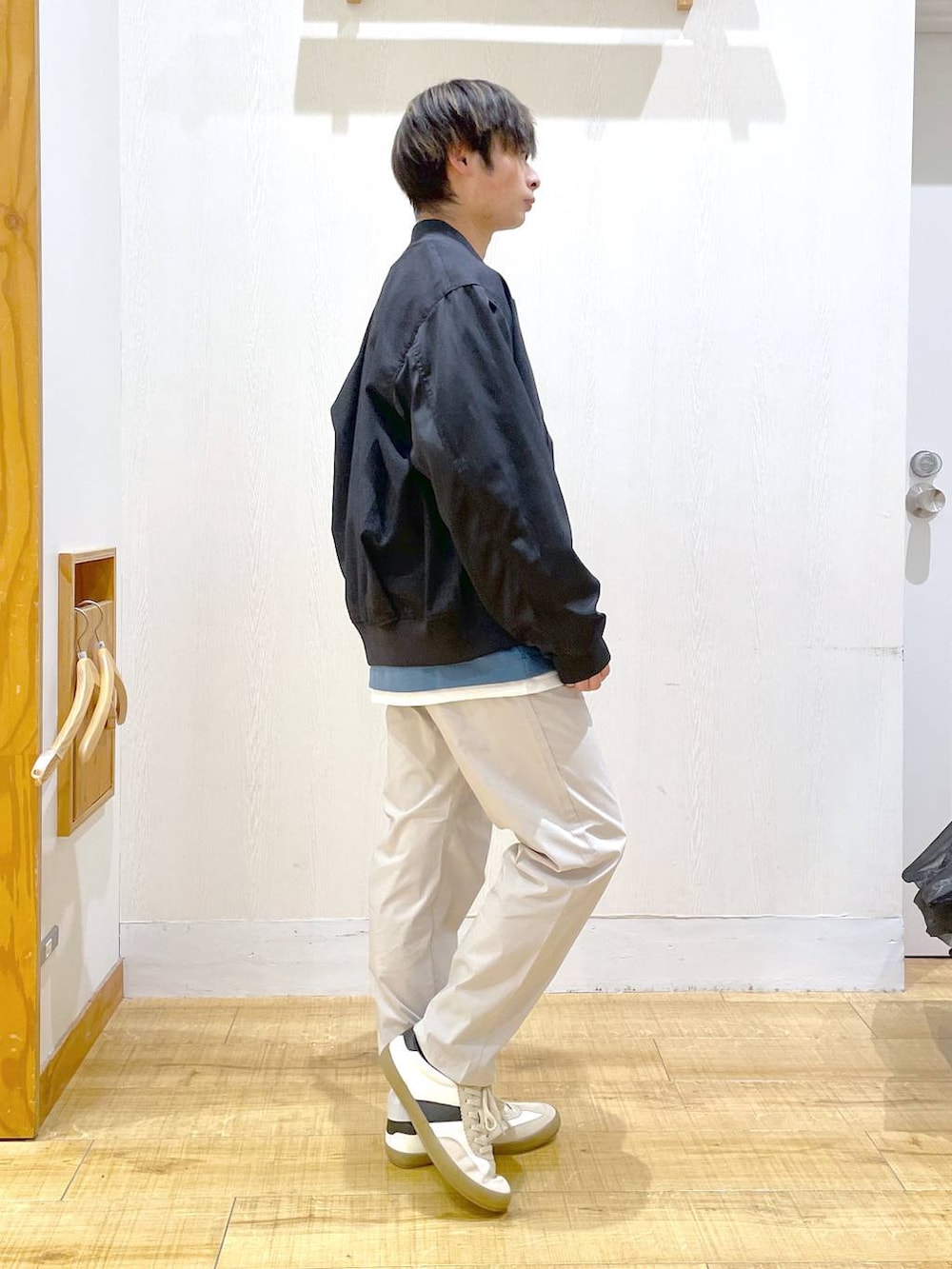 ブルー系のTシャツ/カットソー、ベージュ系のスニーカー、ホワイト系のその他パンツを着用したメンズの春コーディネートの2枚目の写真