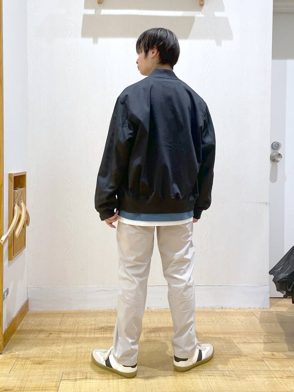 ブルー系のTシャツ/カットソー、ベージュ系のスニーカー、ホワイト系のその他パンツを着用したメンズの春コーディネートの3枚目の写真