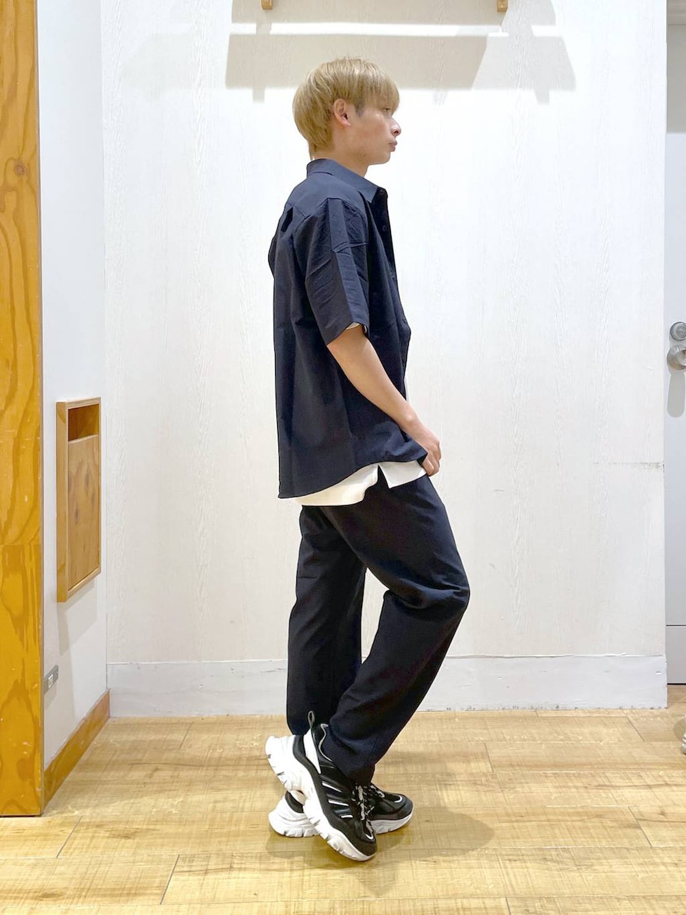 ブルー系のシャツ/ブラウス、ホワイト系のTシャツ/カットソー、ブルー系のその他パンツを着用したメンズの春コーディネートの2枚目の写真