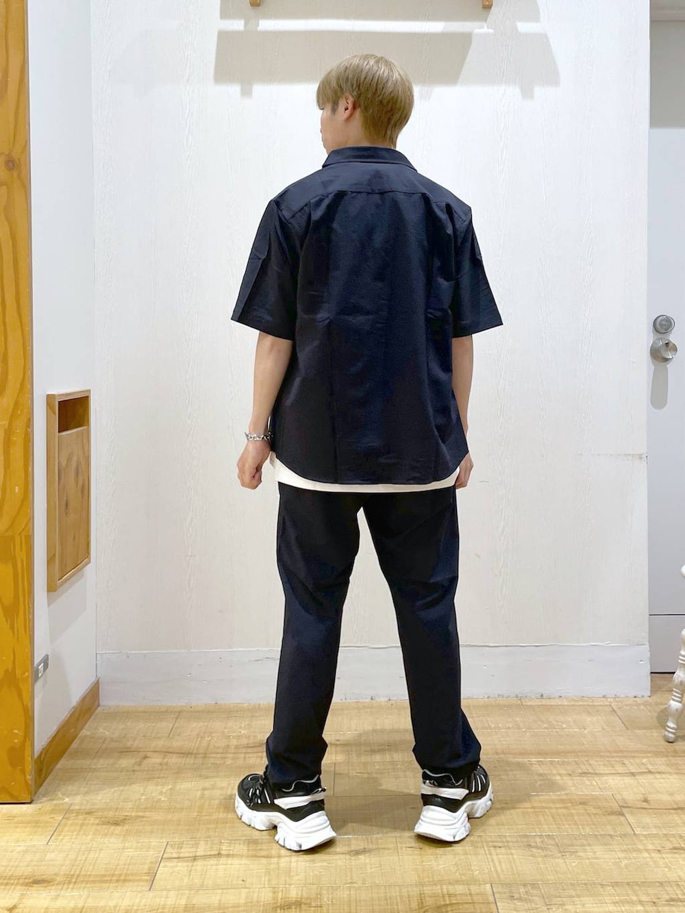 ブルー系のシャツ/ブラウス、ホワイト系のTシャツ/カットソー、ブルー系のその他パンツを着用したメンズの春コーディネートの3枚目の写真