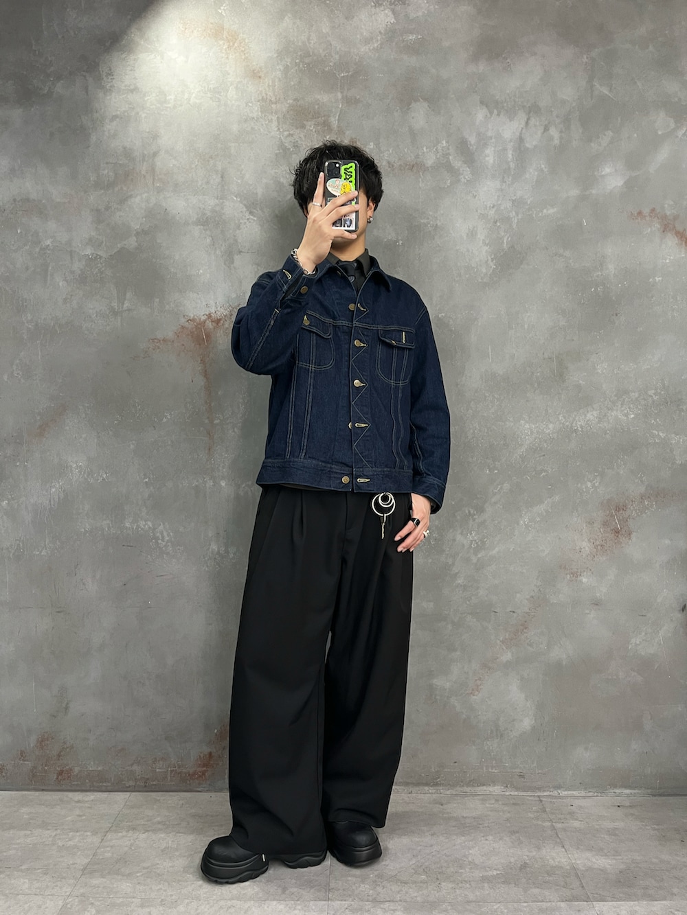 ブルー系のデニムジャケット、グレー系のシャツ/ブラウス、ブラック系のネクタイを着用したメンズの春コーディネートの2枚目の写真
