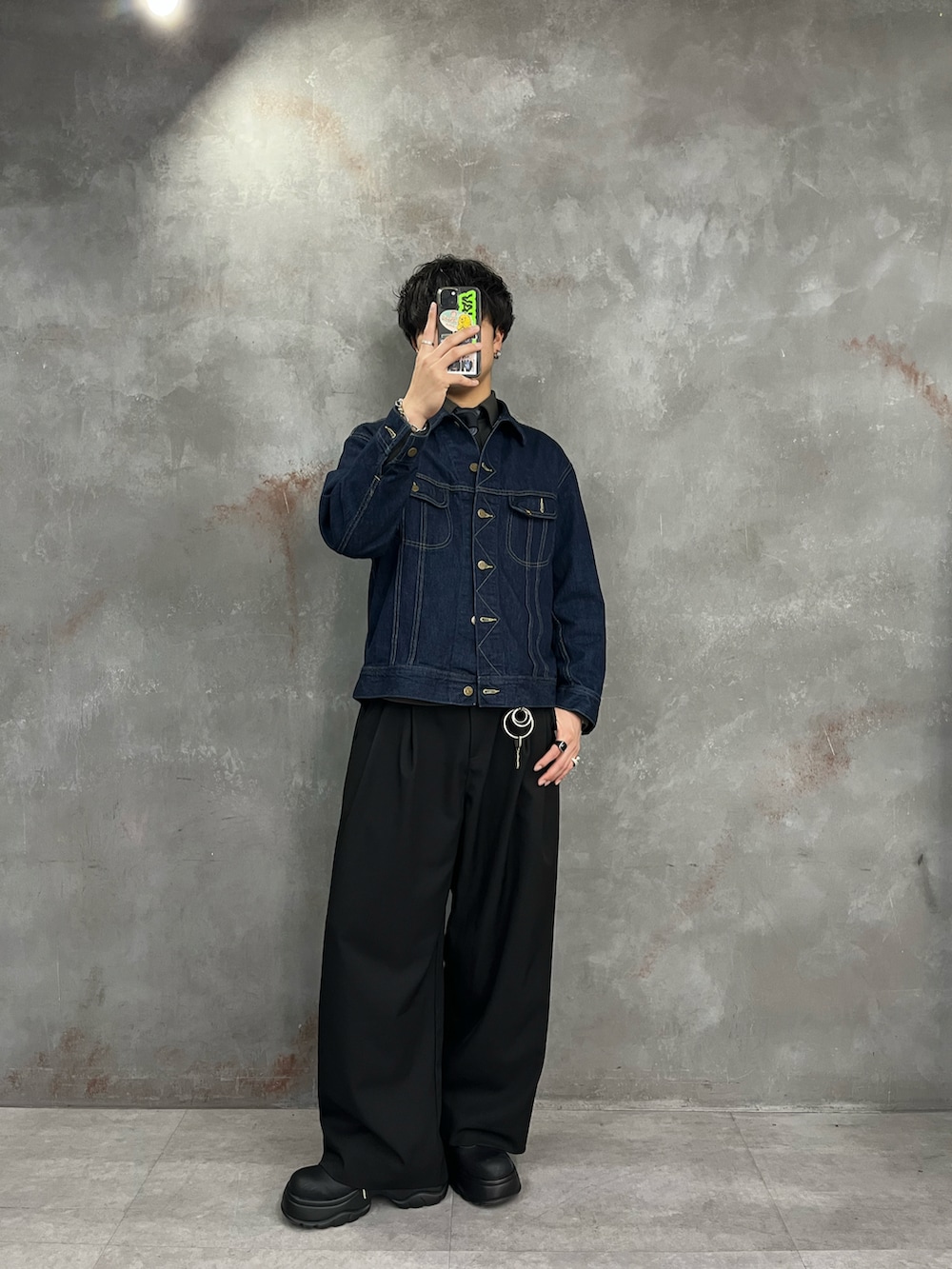 ブルー系のデニムジャケット、グレー系のシャツ/ブラウス、ブラック系のネクタイを着用したメンズの春コーディネートの3枚目の写真