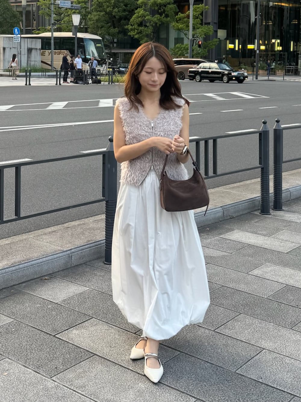 ブラウン系のトートバッグを着用したレディースの秋コーディネートの2枚目の写真