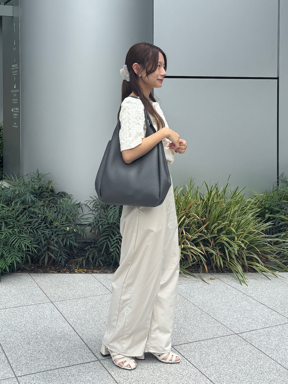 「IACUCCIのボルゴ ALCE（トートバッグ、グレー系）」を使った、rinaさん（骨格ウェーブ・レディース・150cm）の夏コーディネートの2枚目の写真