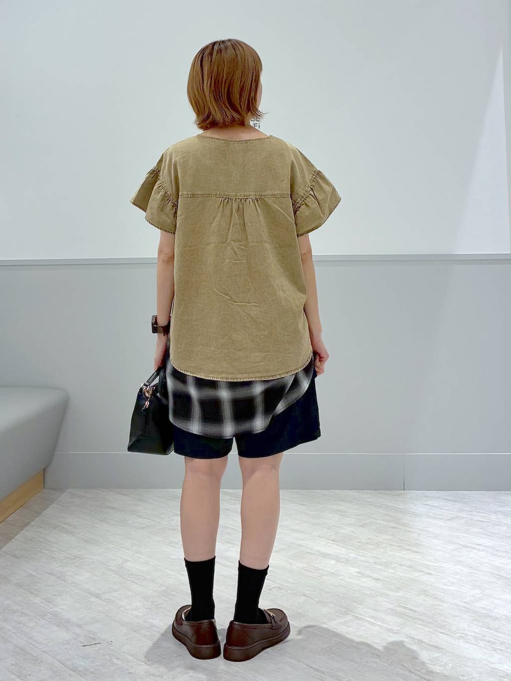 「カジュアル、ママコーデ、デニムシャツ、ショートパンツ、ローファー」｜「GLOBAL WORKのスペ軽お財布ショルダー/132336（ショルダーバッグ、ブラック系）」を使った、nakamu29さん（レディース・156cm）の夏コーディネートの4枚目の写真