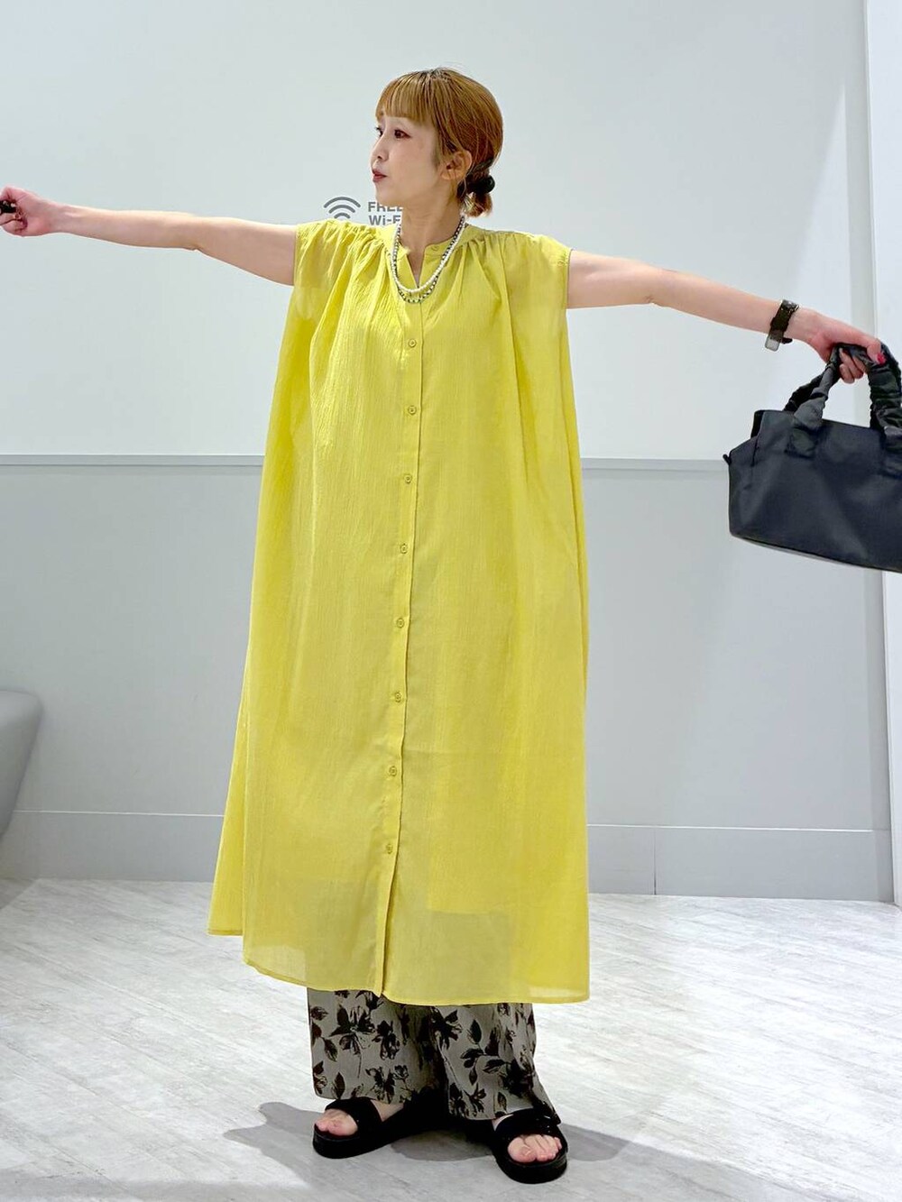 「ママコーデ、ワンピース、パンツ、ワイドパンツ、サンダル、カジュアル」|「GLOBAL WORKのスッキャリショルダーS/325967(ショルダーバッグ、グレー系)」を使った、nakamu29さん(レディース・156cm)の春コーディネートの3枚目の写真