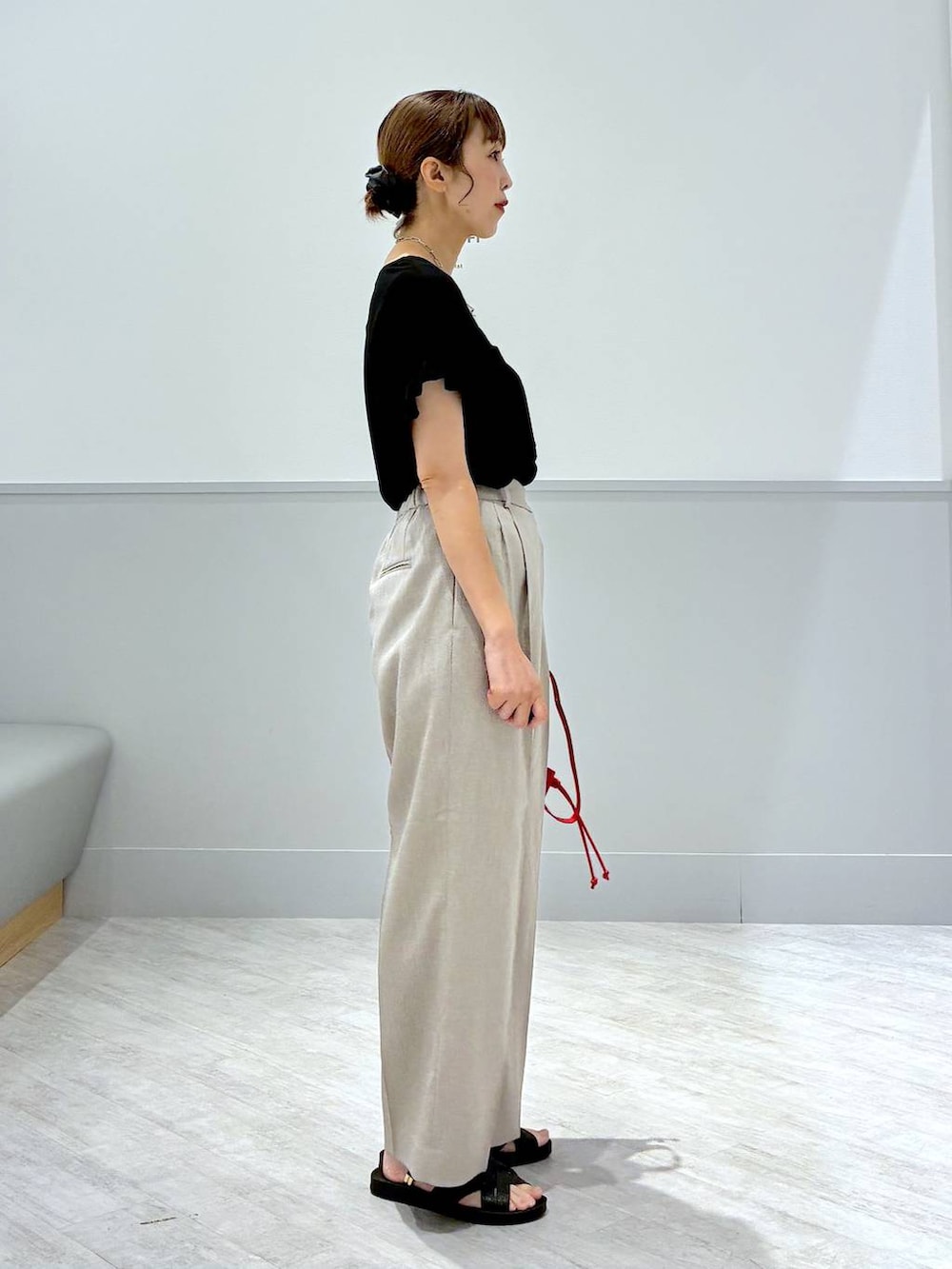「ママコーデ、Tシャツ、ワイドパンツ、サンダル、カジュアル」｜「GLOBAL WORKのらくっション2WAYラメサンダル/494066（サンダル、ブラック系）」を使った、nakamu29さん（レディース・156cm）の夏コーディネートの5枚目の写真