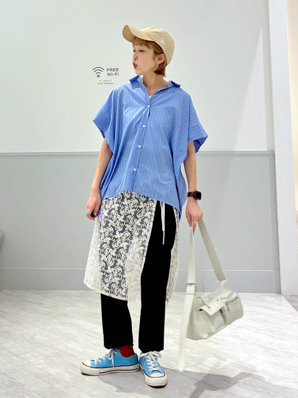 「カジュアル、ママコーデ、シャツ、テーパードパンツ、ウツクシルエット_GLOBAL WORK、キャップ」|「GLOBAL WORKのレースラップベルト/147075(その他小物、ホワイト系)」を使った、nakamu29さん(レディース・156cm)の春コーディネートの2枚目の写真