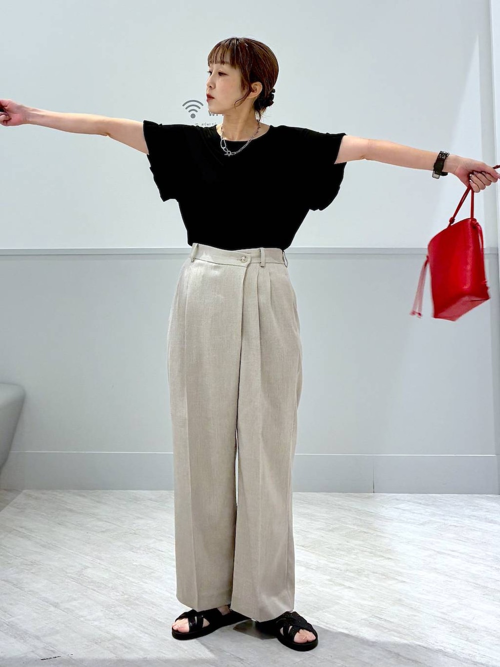 「ママコーデ、Tシャツ、ワイドパンツ、サンダル、カジュアル」｜「GLOBAL WORKのらくっション2WAYラメサンダル/494066（サンダル、ブラック系）」を使った、nakamu29さん（レディース・156cm）の夏コーディネートの3枚目の写真