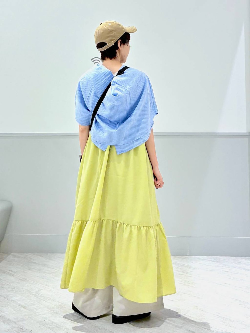 ブルー系のシャツ/ブラウス、イエロー系のワンピース、ベージュ系のその他パンツを着用したレディースの夏コーディネートの3枚目の写真