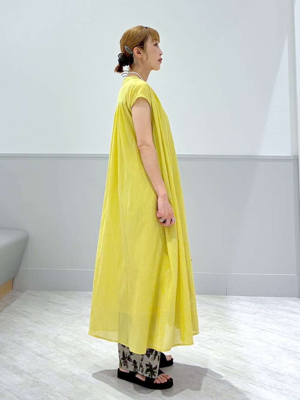 「ママコーデ、ワンピース、パンツ、ワイドパンツ、サンダル、カジュアル」|「GLOBAL WORKのスッキャリショルダーS/325967(ショルダーバッグ、グレー系)」を使った、nakamu29さん(レディース・156cm)の春コーディネートの5枚目の写真
