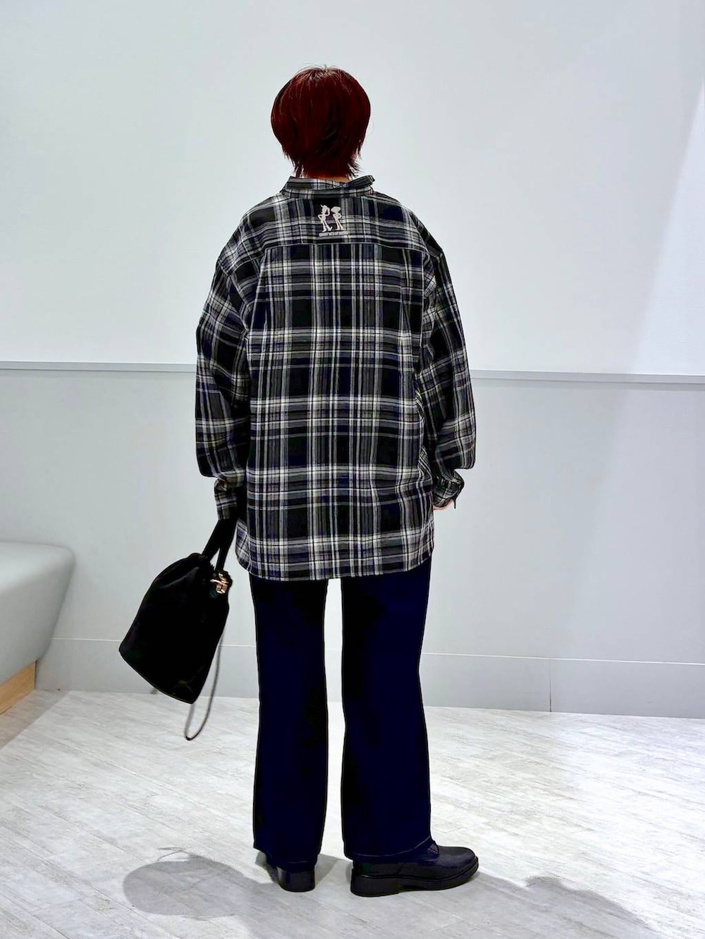 ブラック系のハンドバッグ、ブラック系のその他シューズ、ホワイト系のTシャツ/カットソーを着用したレディースの夏コーディネートの5枚目の写真