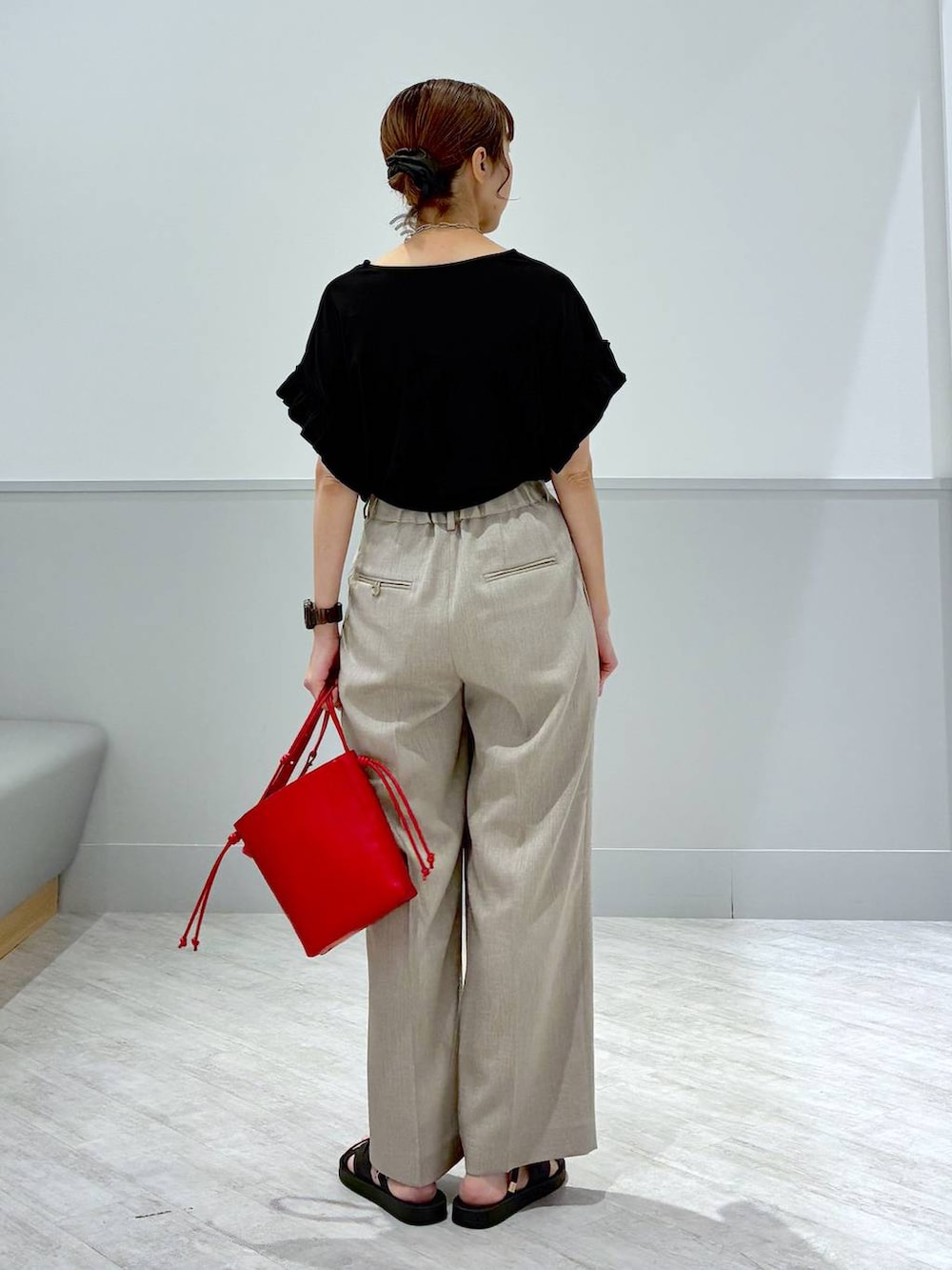 「ママコーデ、Tシャツ、ワイドパンツ、サンダル、カジュアル」｜「GLOBAL WORKのらくっション2WAYラメサンダル/494066（サンダル、ブラック系）」を使った、nakamu29さん（レディース・156cm）の夏コーディネートの4枚目の写真