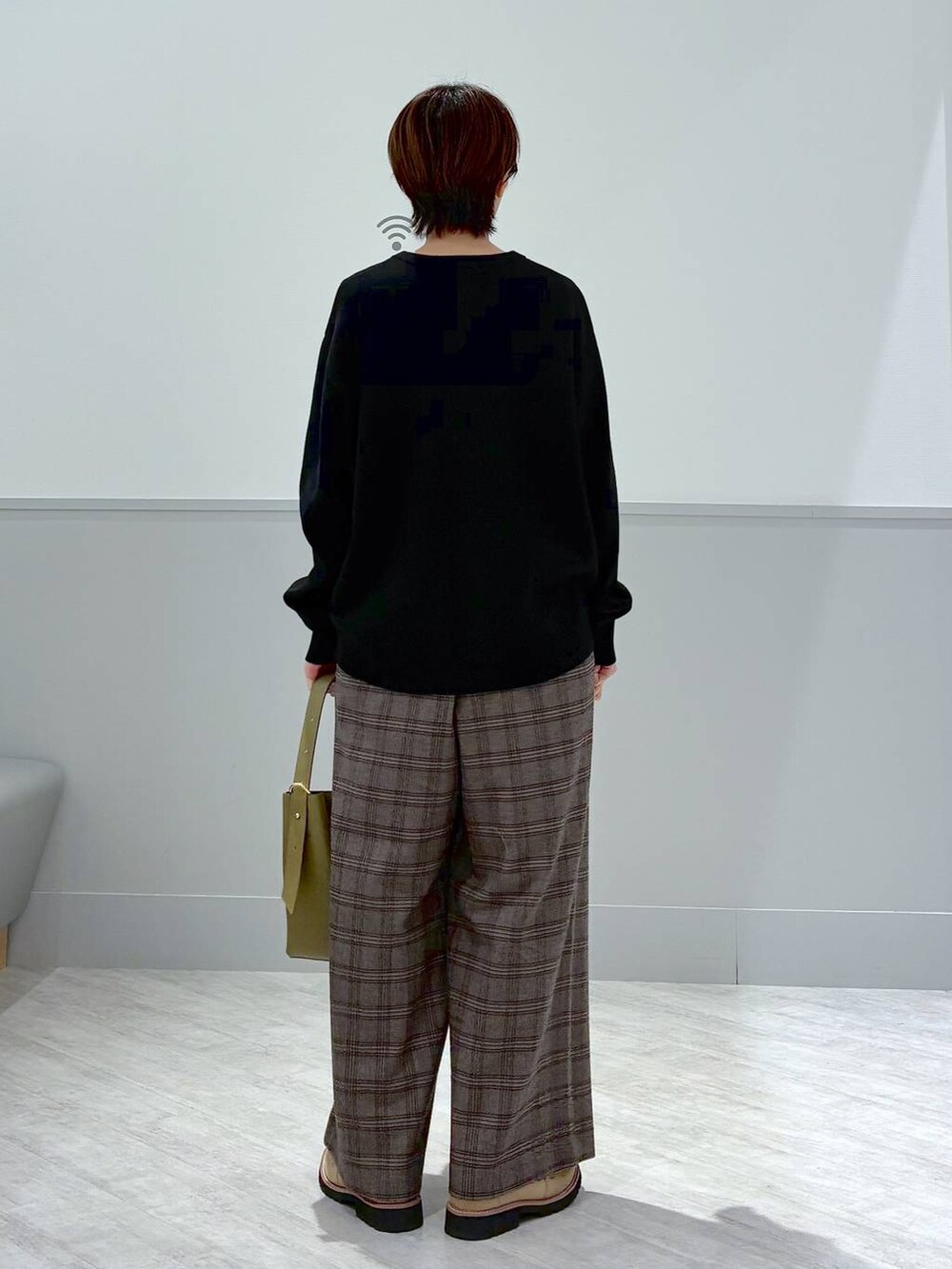 グリーン系のショルダーバッグ、ブラック系のカーディガン/ボレロ、ブラウン系のその他パンツを着用したレディースの秋コーディネートの4枚目の写真