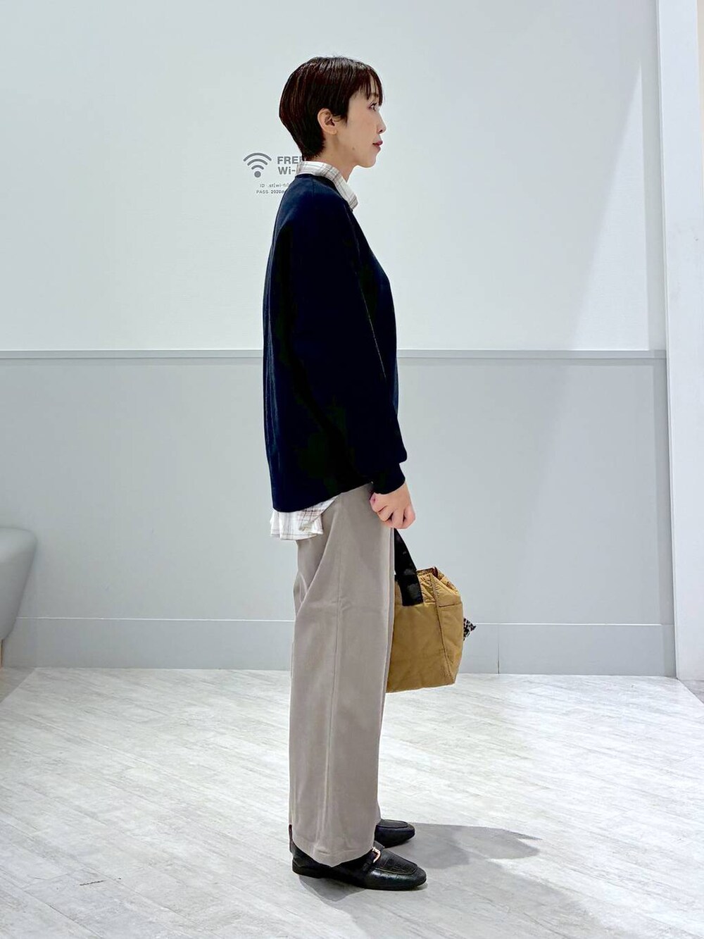 ブラック系のローファー、ブラウン系のトートバッグ、ホワイト系のシャツ/ブラウスを着用したレディースの秋コーディネートの5枚目の写真