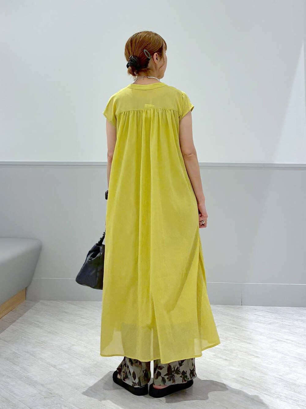 「ママコーデ、ワンピース、パンツ、ワイドパンツ、サンダル、カジュアル」|「GLOBAL WORKのスッキャリショルダーS/325967(ショルダーバッグ、グレー系)」を使った、nakamu29さん(レディース・156cm)の春コーディネートの4枚目の写真
